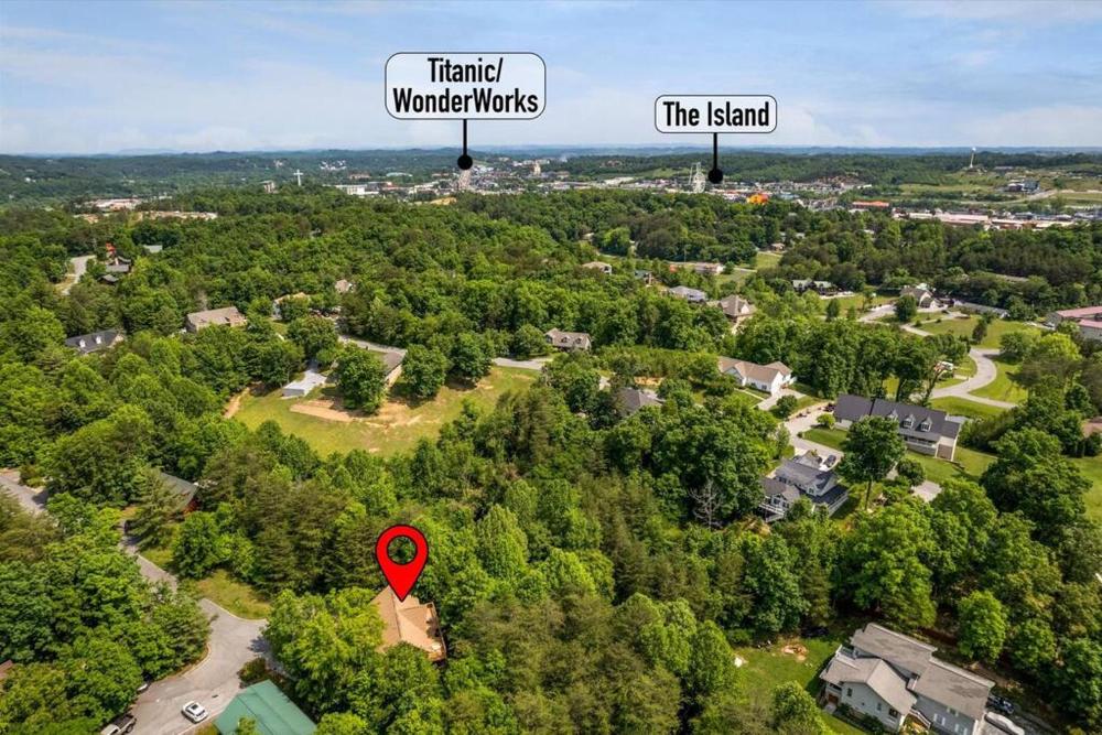 1 min to the Parkway SPACIOUS cabin w 3 suites and extra bedroom!